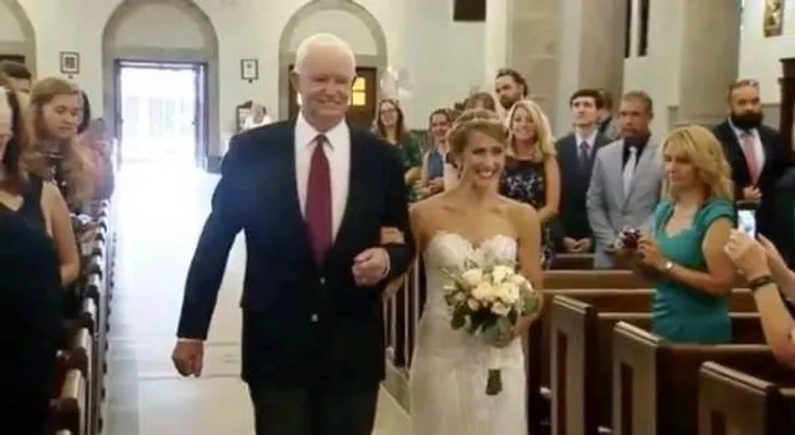 Una novia entra a la iglesia con el hombre que recibió el corazón de su padre