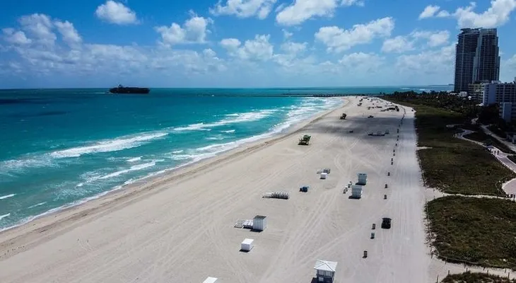 El gobernador de Florida autoriza la reapertura de las playas con horarios limitados