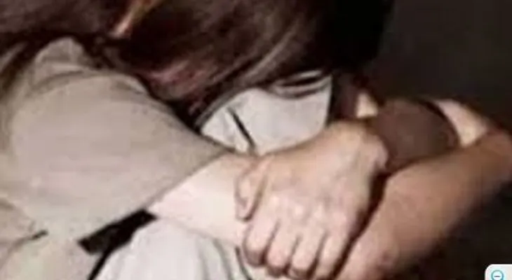 Envían a prisión hombre violó a su hija durante un año