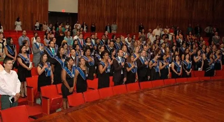 Gradúan a 87 especialistas en el Cabral y Báez