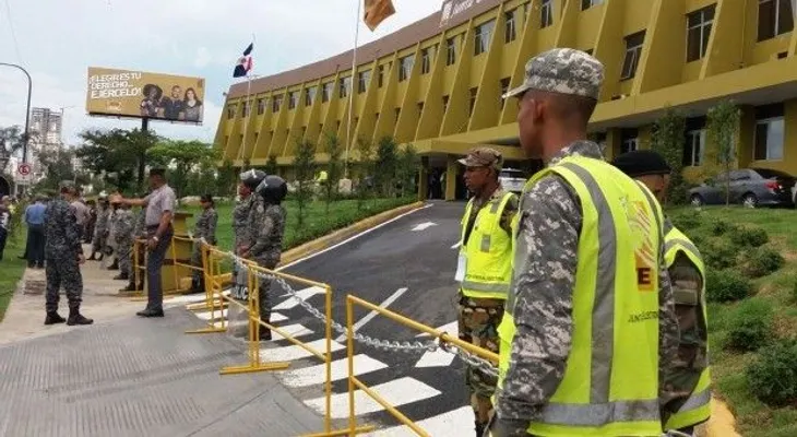 Apresan a dos hombres y persiguen a un tercero, por intento de hackear la JCE