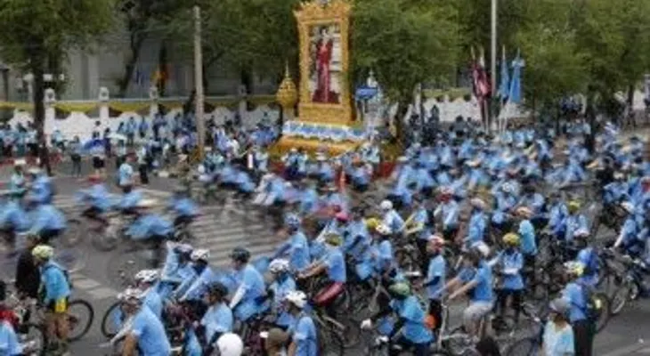 Miles recorren Bangkok en bicicleta en homenaje a la reina