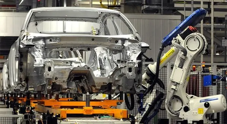 Robot mata hombre en planta de Volkswagen en Alemania