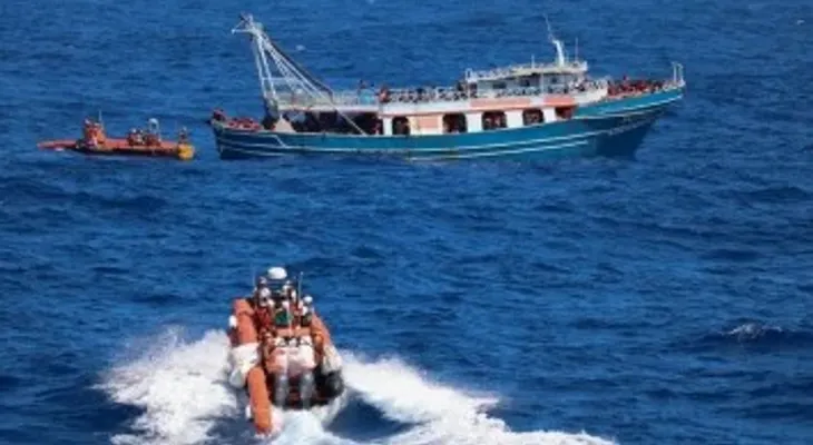 Dos migrantes mueren y siete resultan heridos tras llegar a El Hierro en una barcaza procedente de Gambia