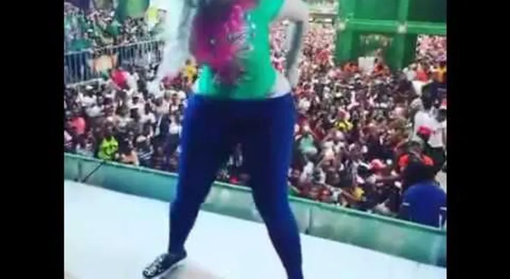 "La Insuperable" se baja los pantalones (VIDEO) 