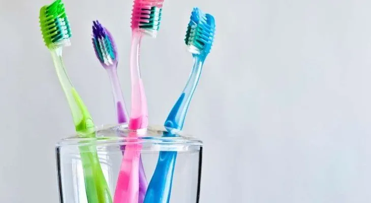 Cómo mantener los cepillos de dientes libres de gérmenes