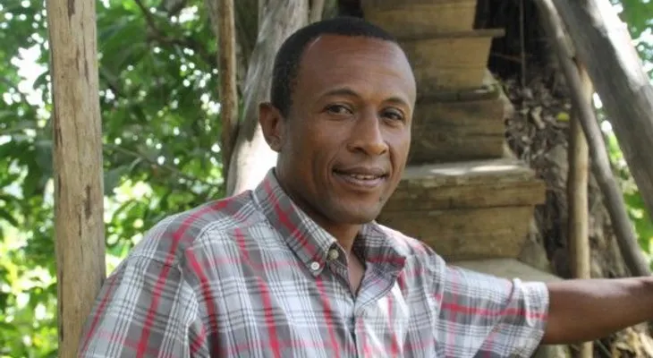 Pastor construyó casa en copa de un árbol para estar más cerca de Dios (Video)