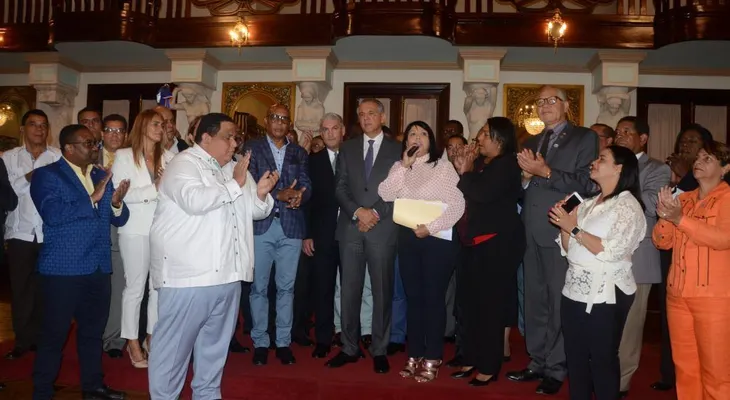 Decenas de alcaldes acuden al Palacio y piden a Danilo aspirar de nuevo 