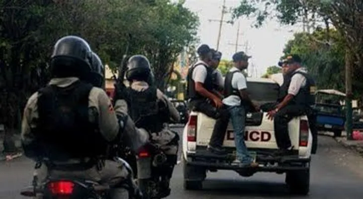La DNCD ataca el microtráfico, impide mujer trague droga para evadir la autoridad
