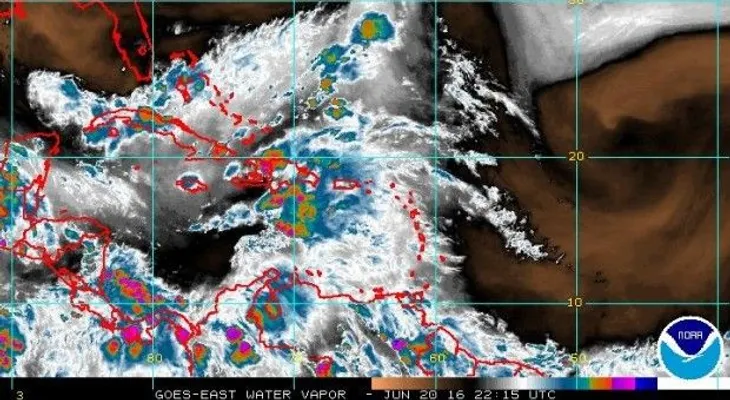 COE eleva a 15 las provincias en alerta por onda tropical