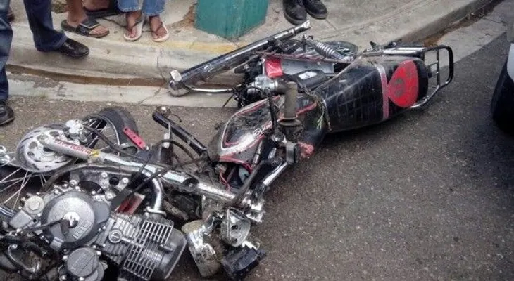 Mueren dos jóvenes al chocar sus motores con camioneta