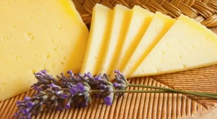 El queso disminuye síntomas del síndrome premenstrual; 11 beneficios para la salud