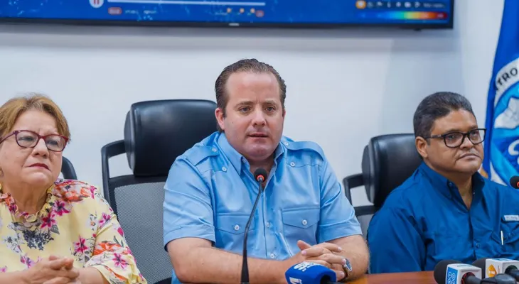 MAPRE entrega 8 camionetas y 60 computadoras al Centro de Operaciones de Emergencia