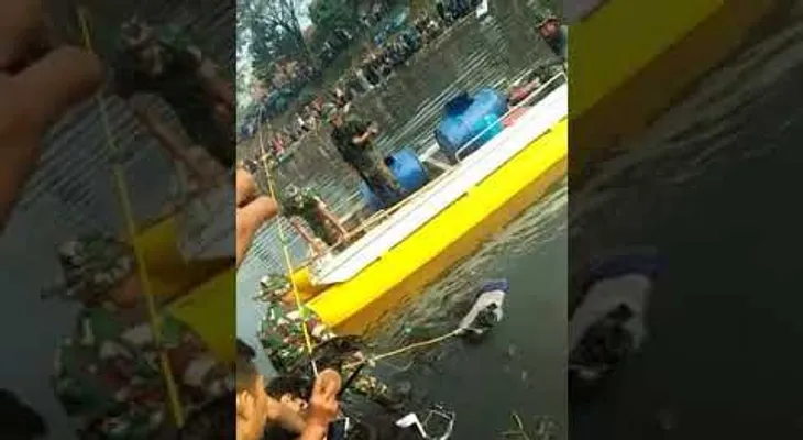 IMAGENES PUEDEN SER SENSIBLE: Cree haber pescado un enorme ejemplar en un río y saca un cadáver