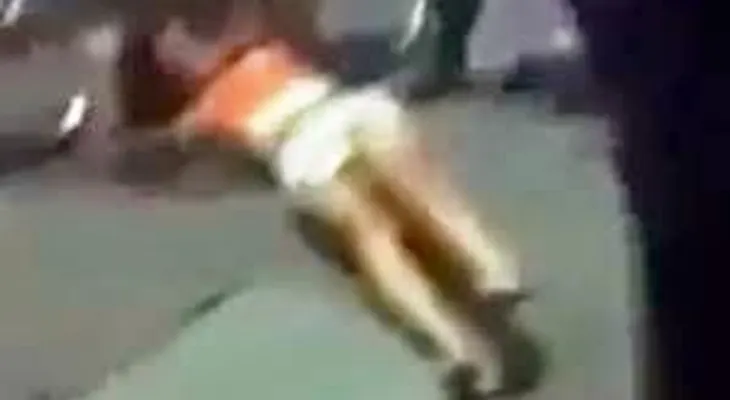 Video: cámara capta brutal golpiza a un hombre que tenían de esclavo