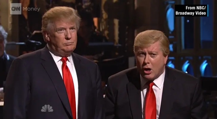 Los ataques de Trump son cosa seria, advierten inmigrantes afuera de los estudios de "SNL"