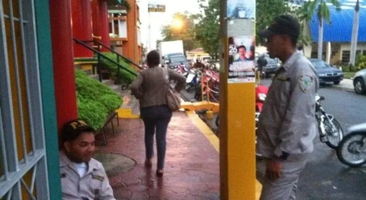 Policías rodean universidad para detener profesor adeuda una pensión