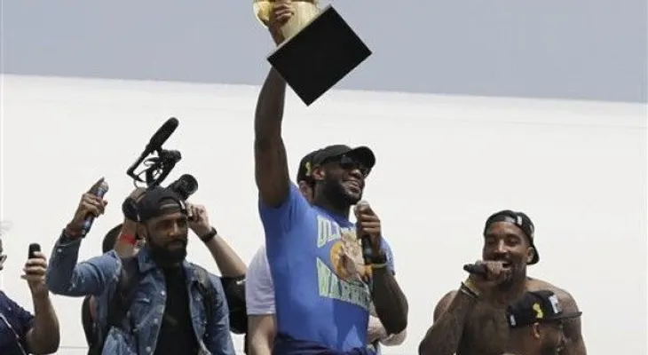 LeBron llega a Cleveland, con el trofeo que prometió