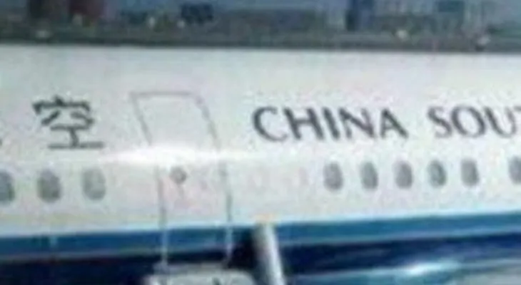 Mujer confunde baño con salida de emergencia de un avión