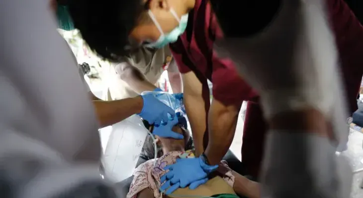 Aumentan a 62 muertos por sismo en la provincia más poblada de Indonesia