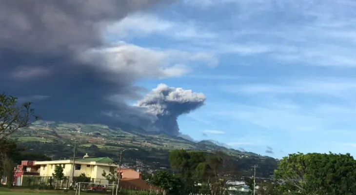 Lluvia de ceniza en Costa Rica tras nuevas erupciones del volcán Turrialba