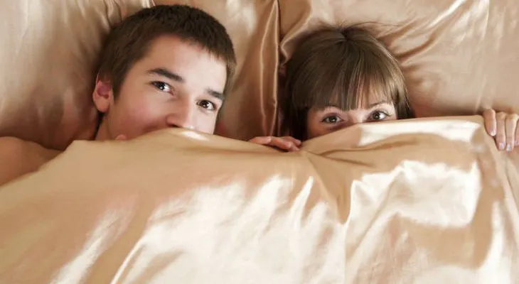  Mientras ven TV y otras ocasiones que deberías aprovechar para tener sexo