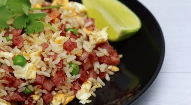 Arroz con tocineta y cerveza. Receta sabrosa para el almuerzo o en la cena 