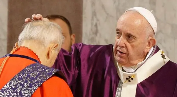 El papa recuerda que "polvo eres y en polvo te convertirás", durante Miércoles de Ceniza