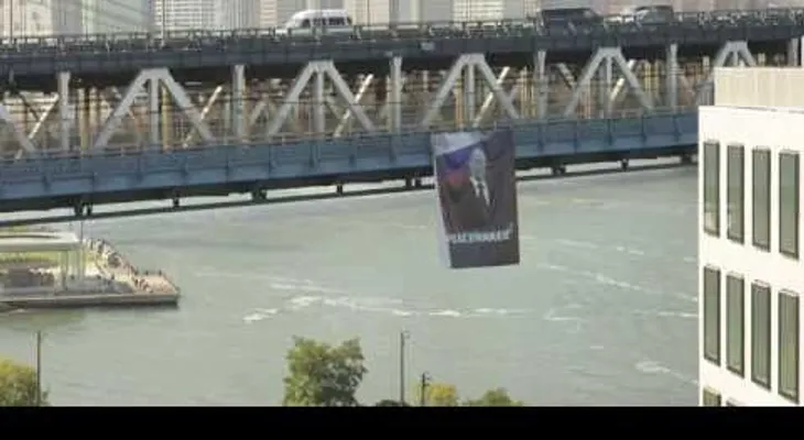 Aparece un cartel gigante con "El Pacificador" Vladimir Putin en Nueva York