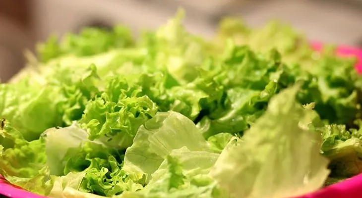 EE.UU. da a conocer la primera muerte por brote de "E. coli" en lechugas 