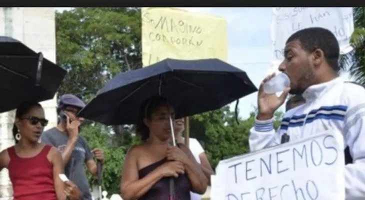 El Gobierno indiferente con no videntes; un policía intenta propasarse con algunas 