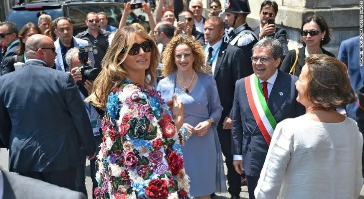 Melania Trump usó una chaqueta que cuesta casi lo mismo que gana una familia en EE.UU. al año
