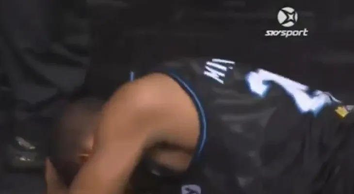 Espeluznante: se le salió un ojo en pleno partido de básquet