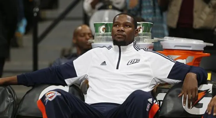 Kevin Durant, sometido a cirugía en pie fracturado