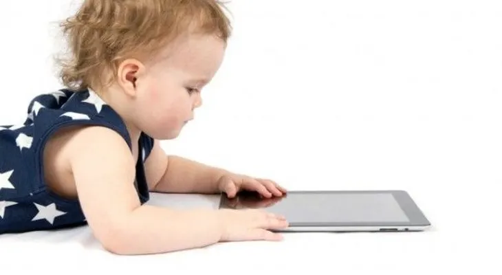 Alerta por los bebés que juegan con smartphones y tabletas 