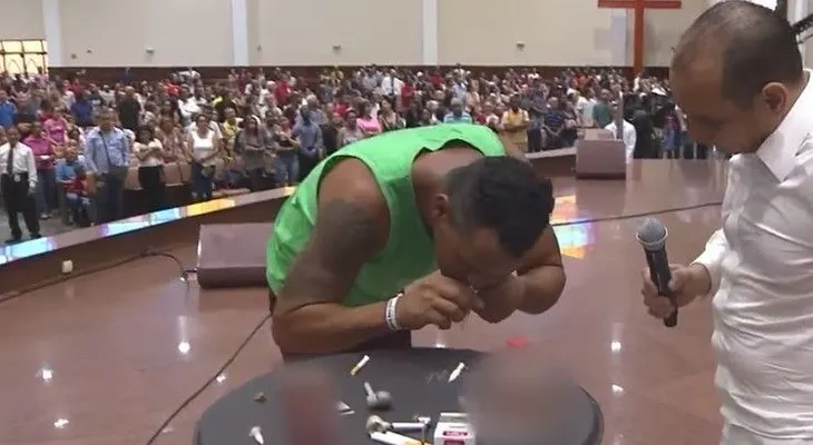 Pastor de iglesia Pare de Sufrir da droga a adictos para "probar" liberación