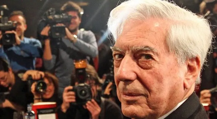 Video: Visitante Feria del Libro de Bogotá, Colombia, interrumpe a Vargas Llosa y rompe uno de sus libros en plena charla 
