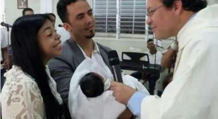 Yeni Berenice sigue sin revelar nombre padre de su hija; la presenta ante la iglesia