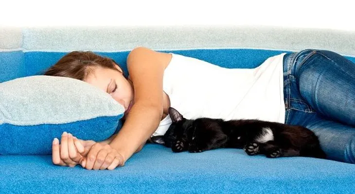 La mejor forma para dormir es el decúbito lateral sobre el lado izquierdo, dicen especialistas