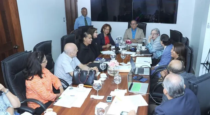 Ministerio de Salud, sociedades médicas y especialistas buscan bajar mortalidad por dengue