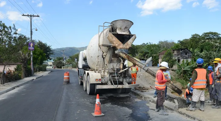 Danilo inaugura reconstrucción de carretera de Piedra Blanca; la nombra Blas Olivo