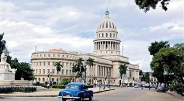 El gobierno de Cuba celebra el fin de la política migratoria de "pies secos, pies mojados"