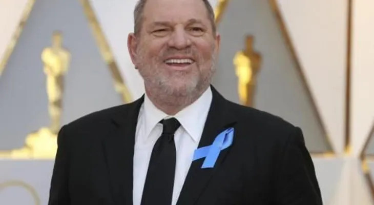  Mujeres protestan ante fiscal que no procesó a Weinstein en un caso de acoso 