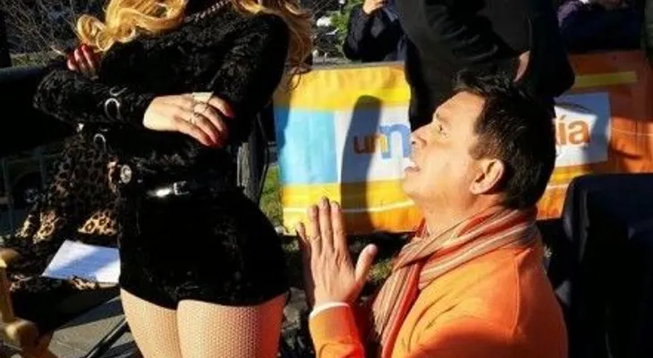 Daniel Sarcos se arrodilló para que La Materialista moviera sus chapas