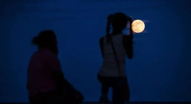 Dominicanos observan  "súper luna"