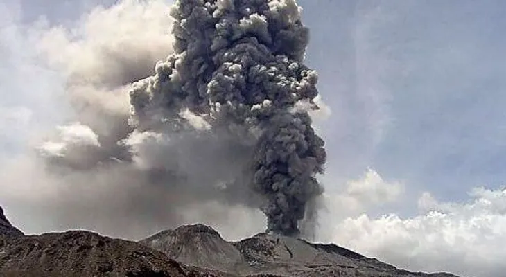 Nueva explosión en volcán Sabancaya de Perú: las cenizas siguen cayendo