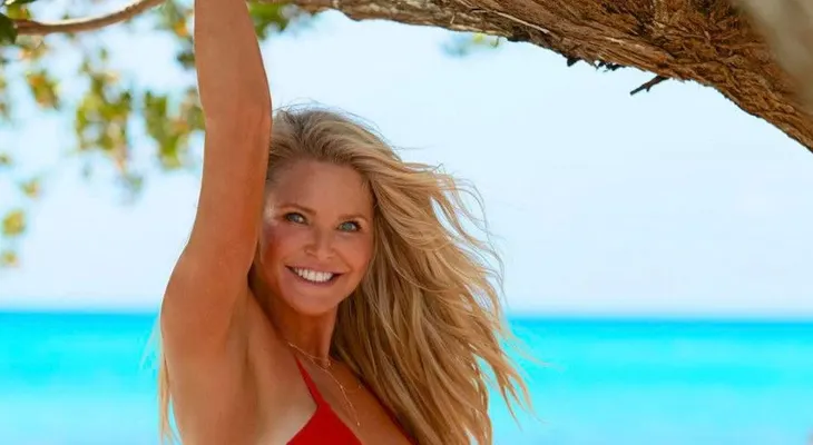 Así se ve la modelo Christie Brinkley en bikini... a los 63 años