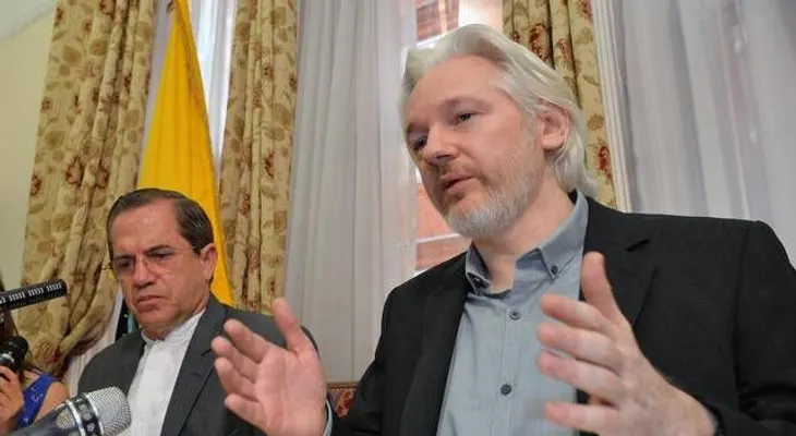 Ecuador: Assange será interrogado en próximos días en embajada