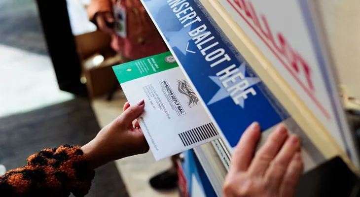Jueza federal bloquea temporalmente el plan del Servicio Postal de EE.UU. que podría restringir el voto por correo