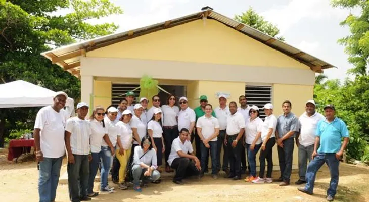 Voluntariado Bancentraliano entrega casa y pozo de agua en Cabayona, SDO